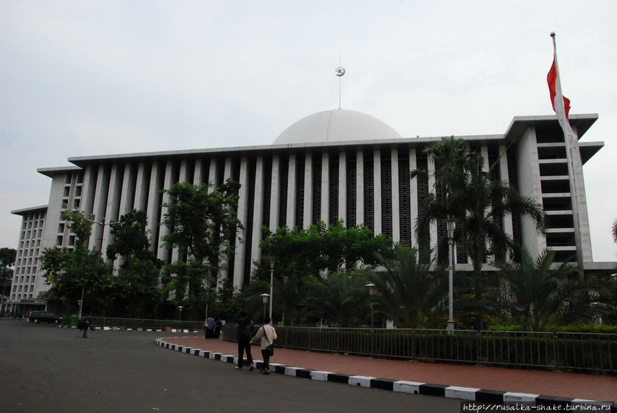 Мечеть Истикляль - самая большая мечеть Индонезии
