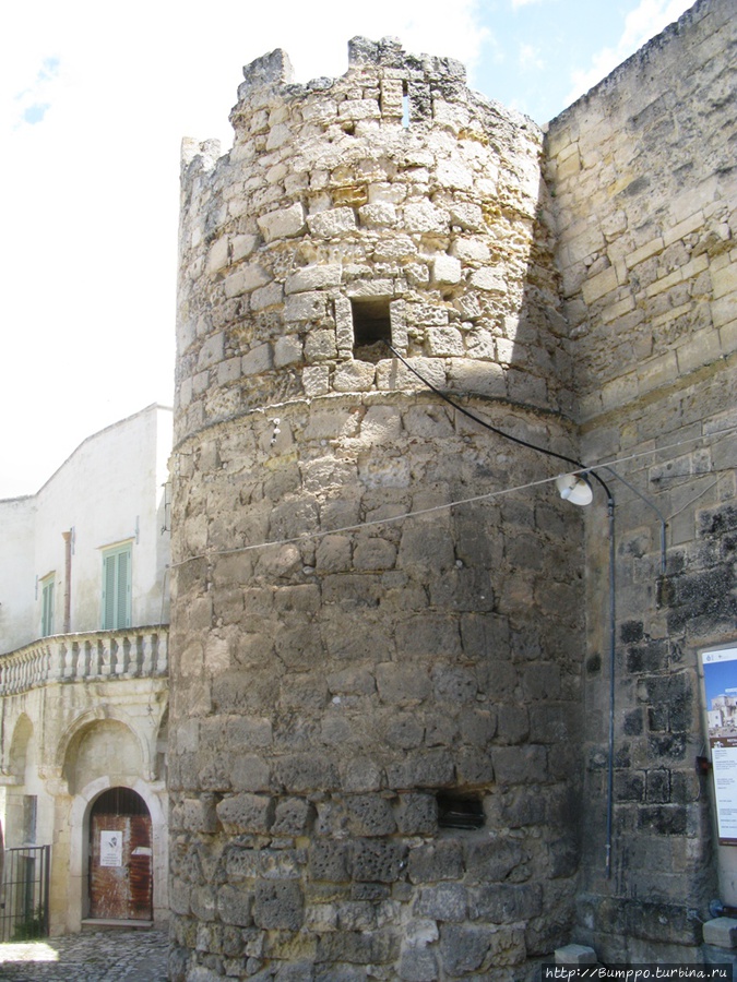 Одна из древнейших башен крепостной стены Матера, Италия