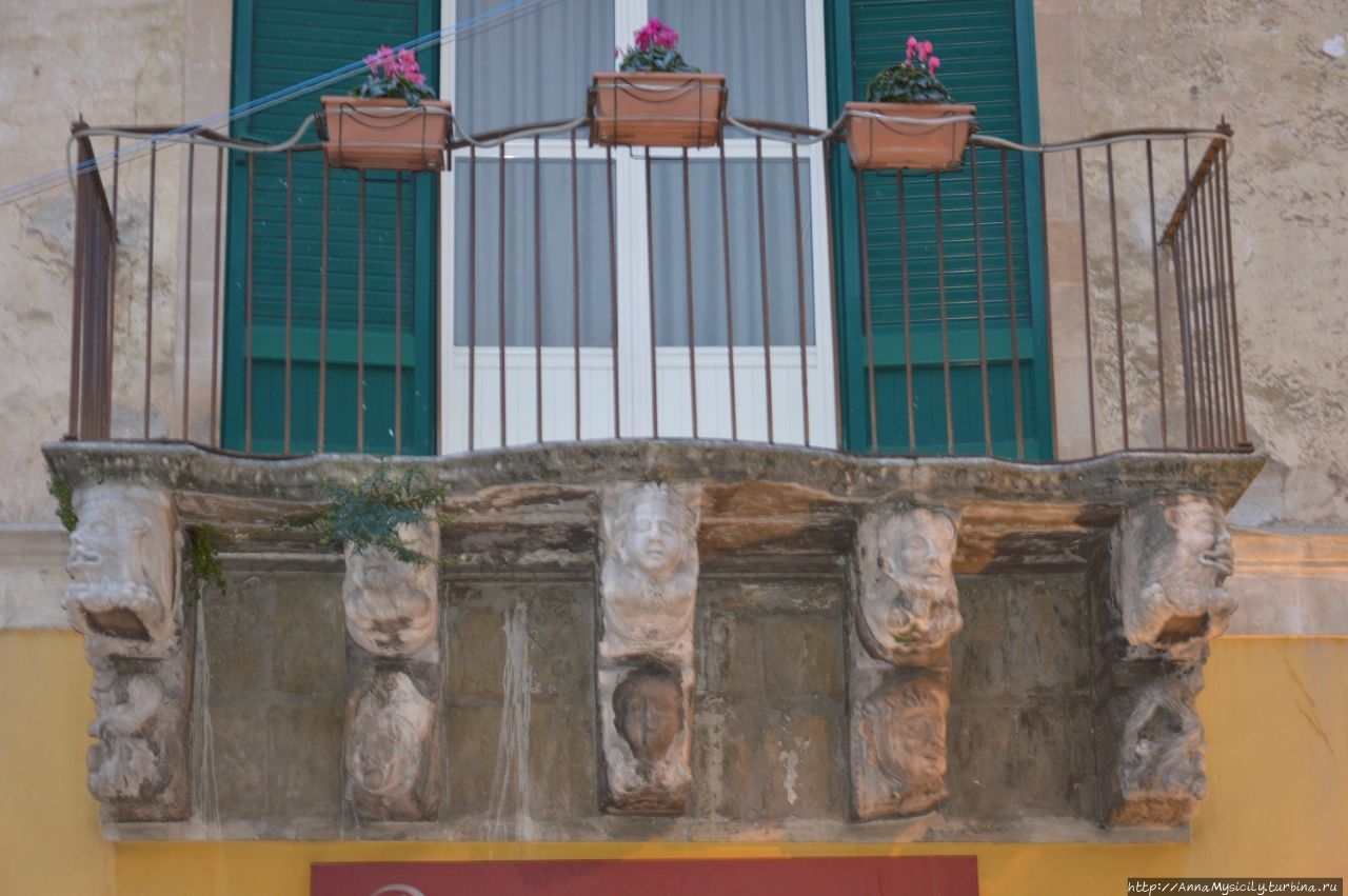 Балконы города Модика, Италия