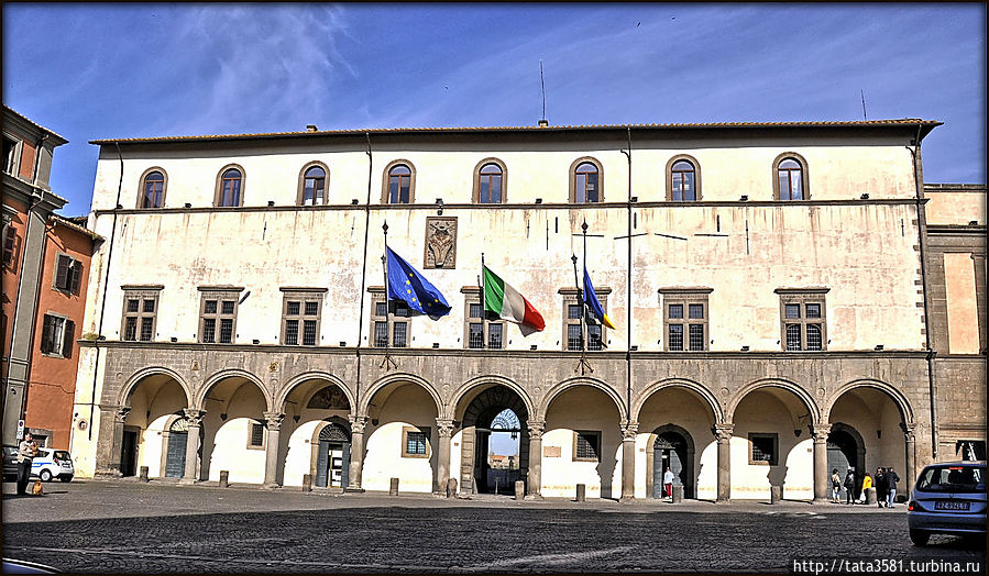 Дворец приоров был заложен в 1460 году. Здание претерпело множество реконструкций, и к середине 16в приобрело свой нынешний облик. Витербо, Италия