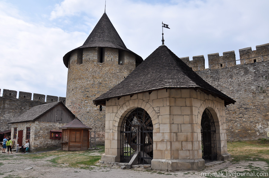В центре двора расположен замковый колодец глубиной 65 метров и шириной 3 метра. Хотин, Украина