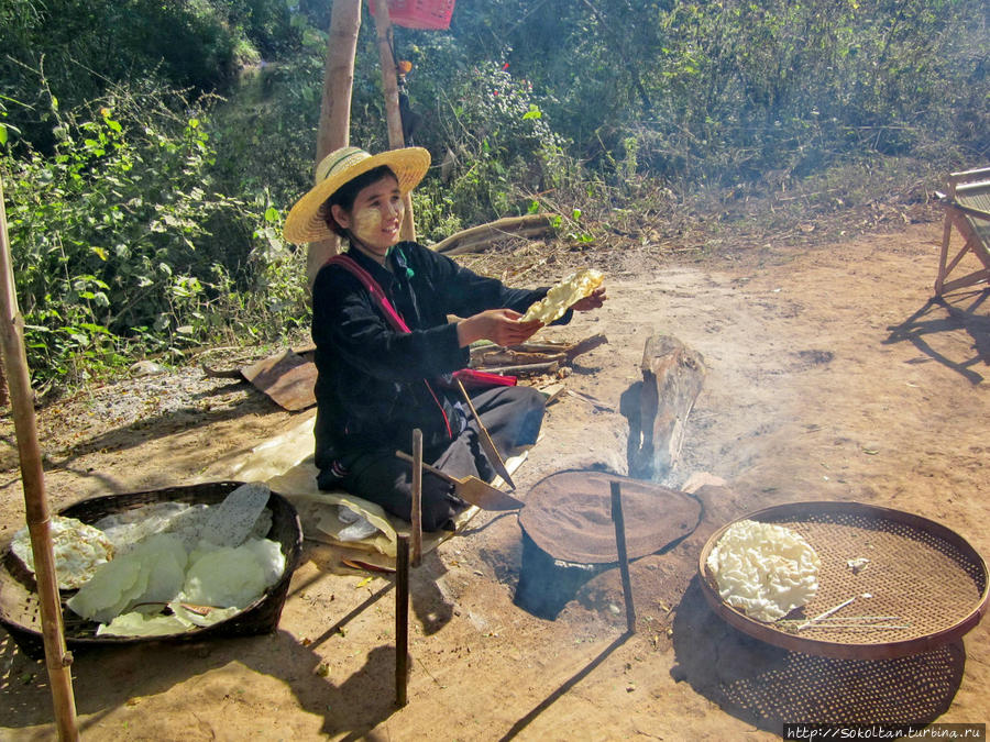 Рисовые лепешки пекутся на разогретом песке Мьянма