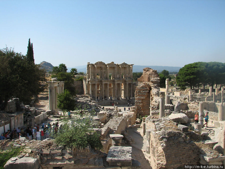 Вид на библиотеку Цельсия Эфес античный город, Турция
