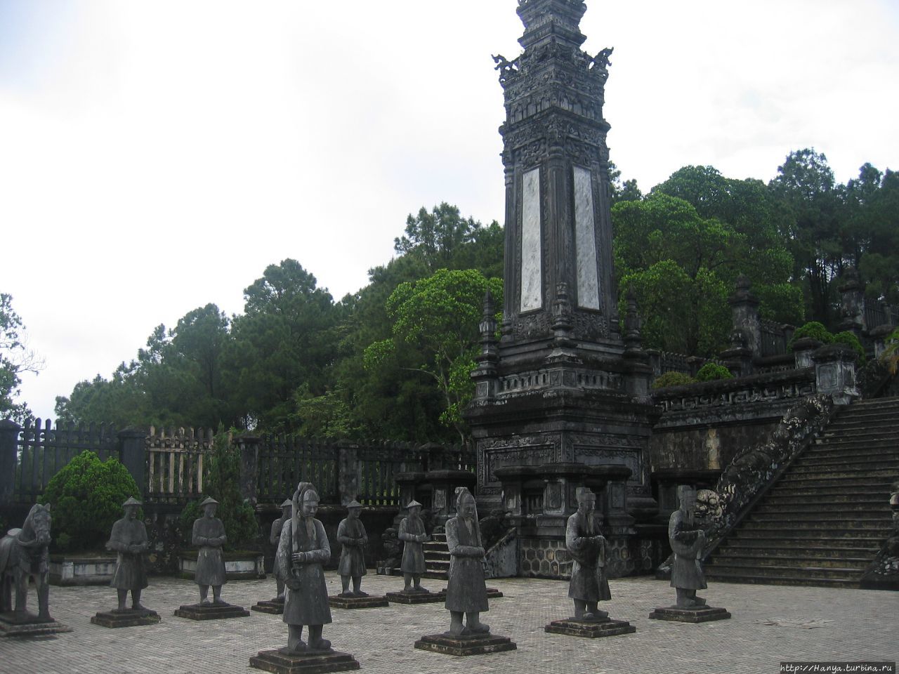 Хюэ. Гробница  императора Кхай Диня. Стела и фигуры  воинов Хюэ, Вьетнам