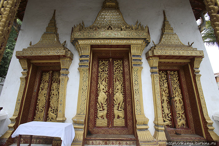Двери восточного фасада Ват Па Кхэ. Фото из интернета Луанг-Прабанг, Лаос