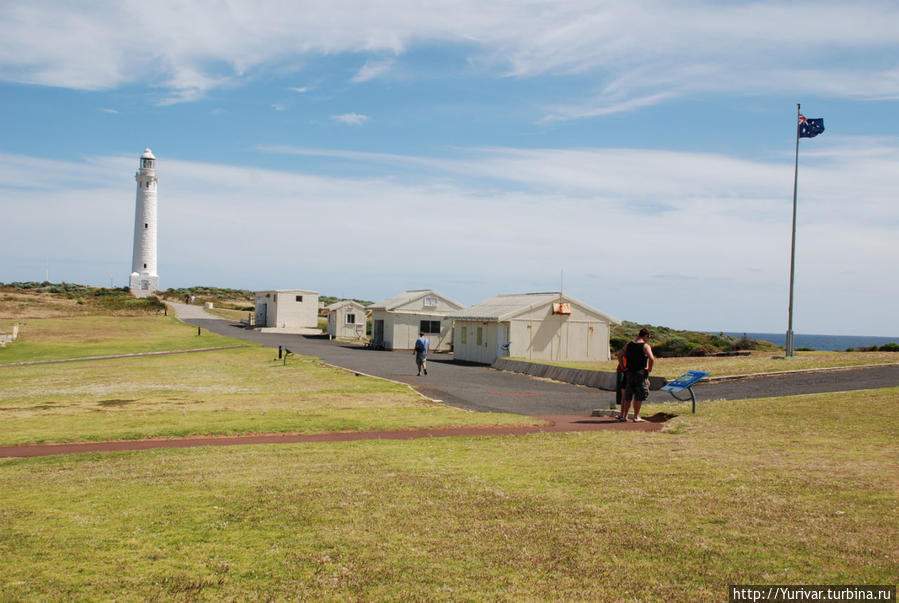 В этих домиках находится музей маяка и живут сотрудники Маргарет-Ривер, Австралия