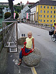 Дочка сидит ровно на границе Австрии и Германии