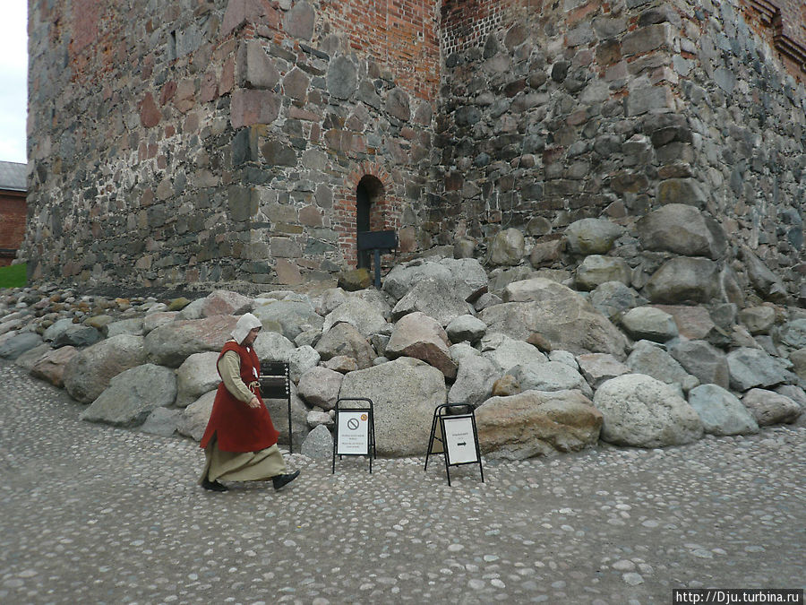 Служители музея-крепости встречают вас в исторических одеждах, что подчеркивает атмосферу средневековья. Хяменлинна, Финляндия