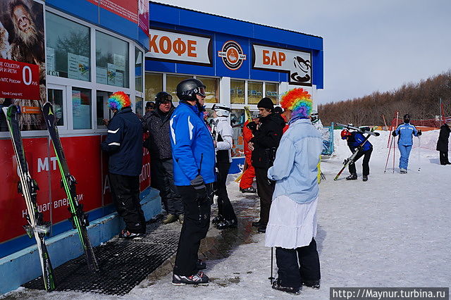У билетных касс. Южно-Сахалинск, Россия