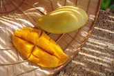 Манго  Даже если вы пробовали манго, сделайте это в Тайланде.  Сладкая нежная сочная мякоть, к косточке немного волокнистая. Слегка еловый вкус, едят без кожуры. Традиционное тайское блюдо, манго + рис сваренный в сладком кокосовом молоке.