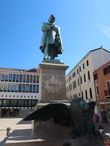 Кампо в Венеции — открытое пространство между зданиями (аналогичное площади). Статуя, расположенная её центре, посвящена Даниэле Манину, который боролся за независимость Венеции. Сзади находится одно из немногих современных зданий в центре Венеции.