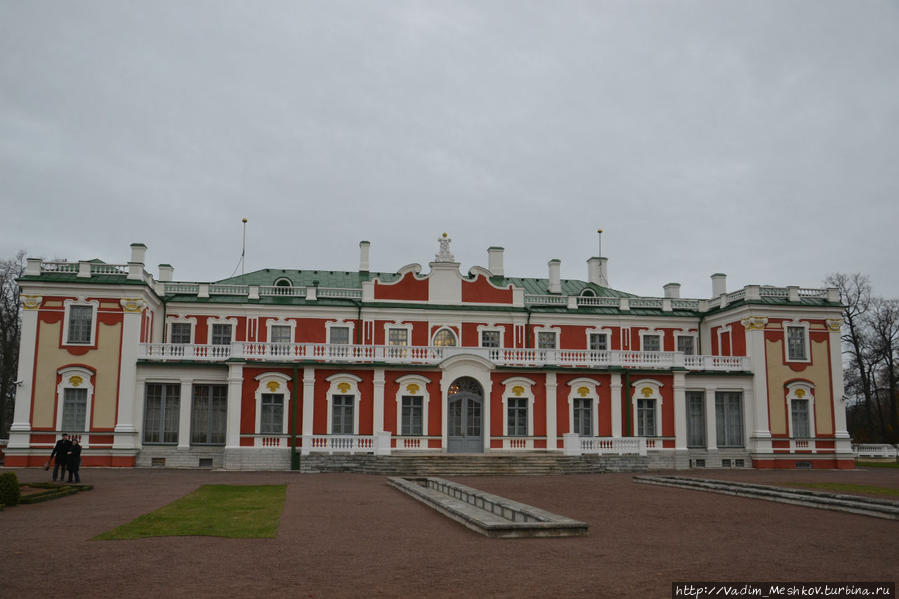 В двух километрах от центра Таллина находится парк и дворец Кадриорг. Строительство дворца началось 22 июля 1718 года по приказу и при непосредственном участии Петра I. Царь сам заложил в стену будущего дворца три кирпича. Таллин, Эстония