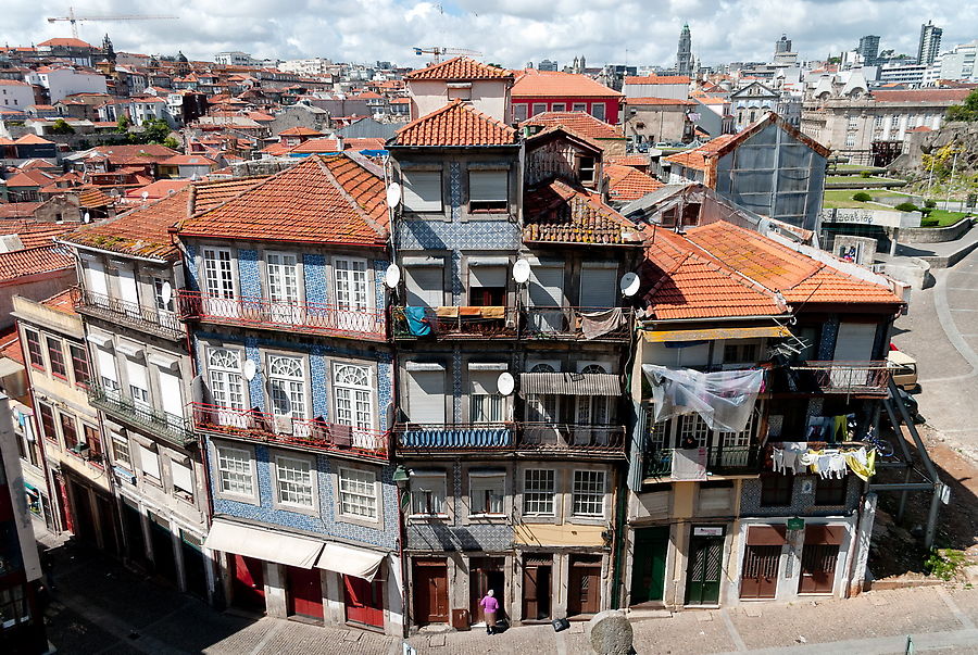 Дома португальцев, окна которых, выходят на площадь кафедрального собора. Порту, Португалия
