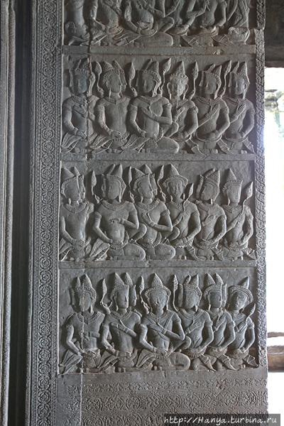 Детали интерьера юго-западного павильона с барельефами из жития Кришны и Рамаяны
