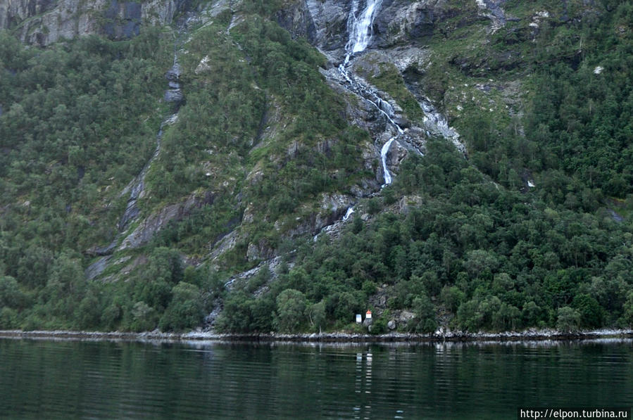 Местами даже ручьи какие-то запуганные – тихонечко по щелям да овражкам проскочить норовят… Гейрангер - Гейрангерфьорд, Норвегия