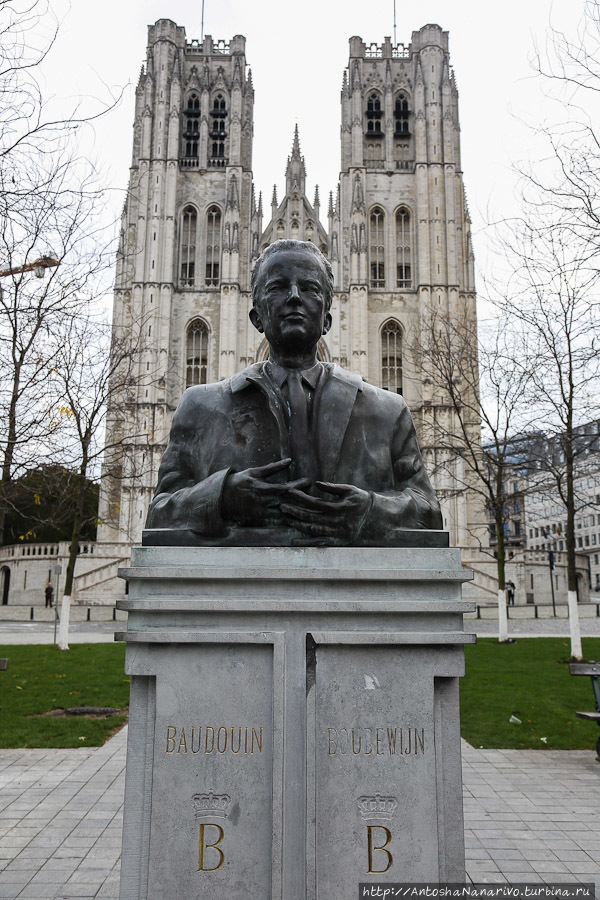 Памятник королю Бельгии Бодуэну на фоне собора Св. Михаила и Гудулы. Брюссель, Бельгия