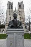 Памятник королю Бельгии Бодуэну на фоне собора Св. Михаила и Гудулы.