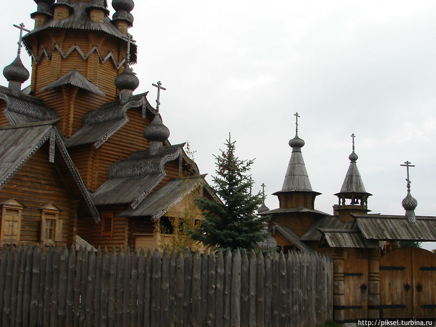 Вид на Северный фасад скита с колокольней Святогорск, Украина