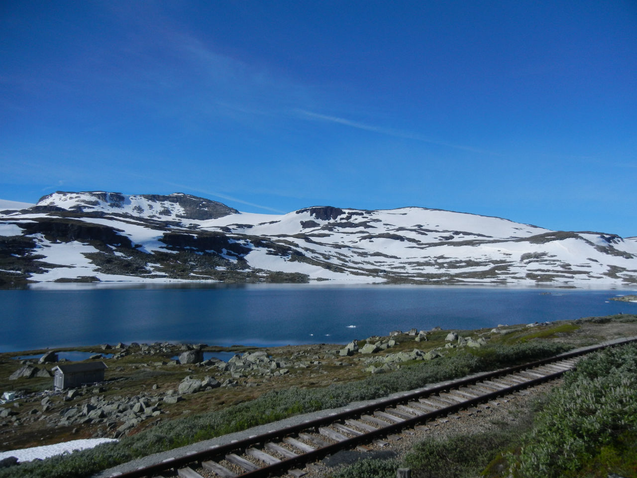 До открытия туннеля, лавины на этом участке пути служили частой причиной прекращения сообщения Осло-Берген на несколько дней. Дорога, кстати, была электрофицированной, но древесина на плато — ценность ценностей — столбы разобрали в первую очередь. Финсе, Норвегия
