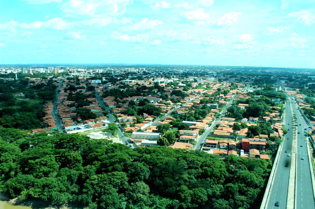 Вид с панорамной площадки в юго-восточном-восточном направлении — центр Терезины и Тимон Терезина, Бразилия