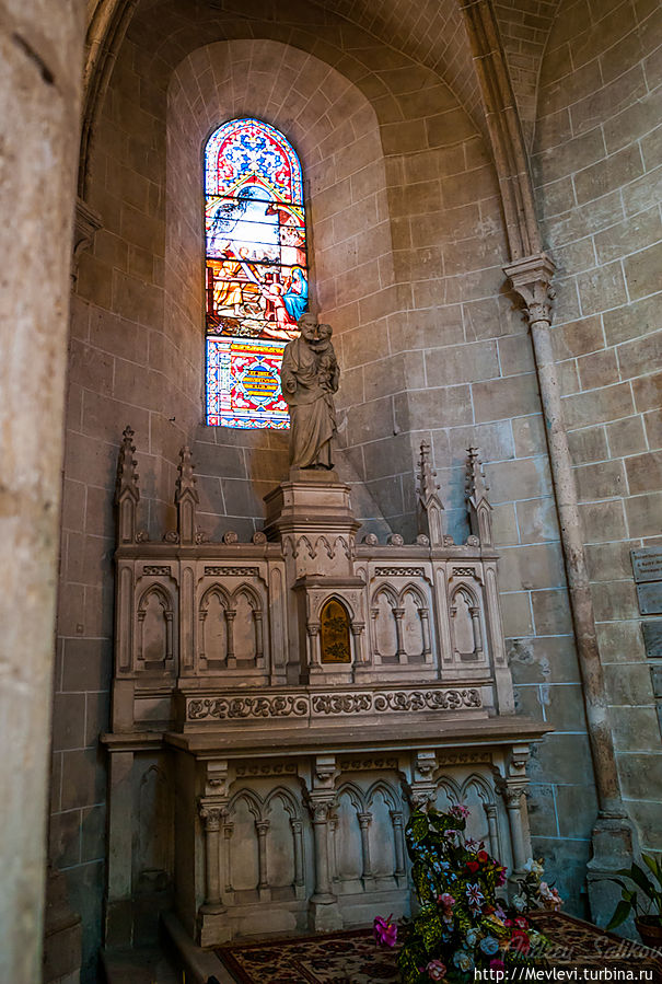 В храме Соборная церковь Сен-Liphard де Мен-сюр-Луар — Луаре Орлеан, Франция