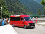 Один из многочисленных микроавтобусов, который довозит туристов до озера.