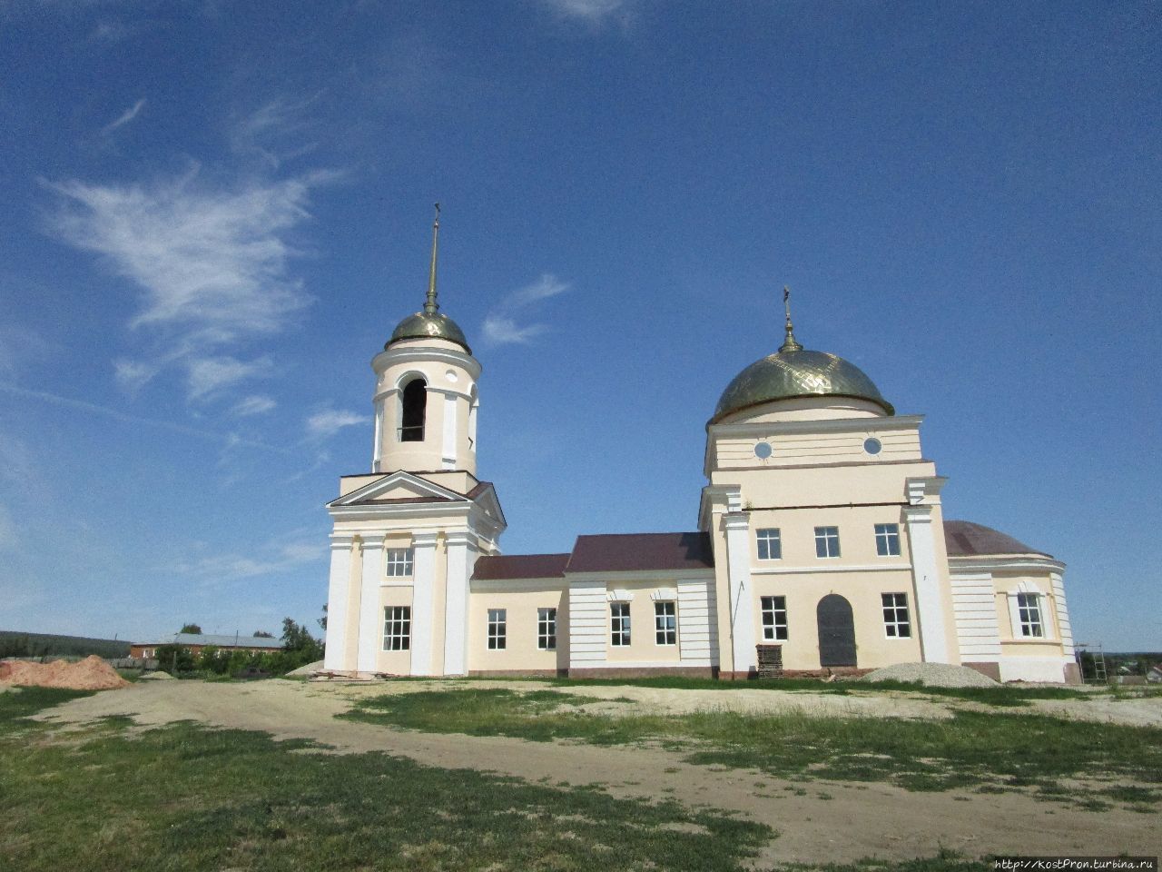 Церковь Иоанна Златоуста, построена в 1822 году. Сейчас идут работы по восстановлению. Базарный Карабулак, Россия