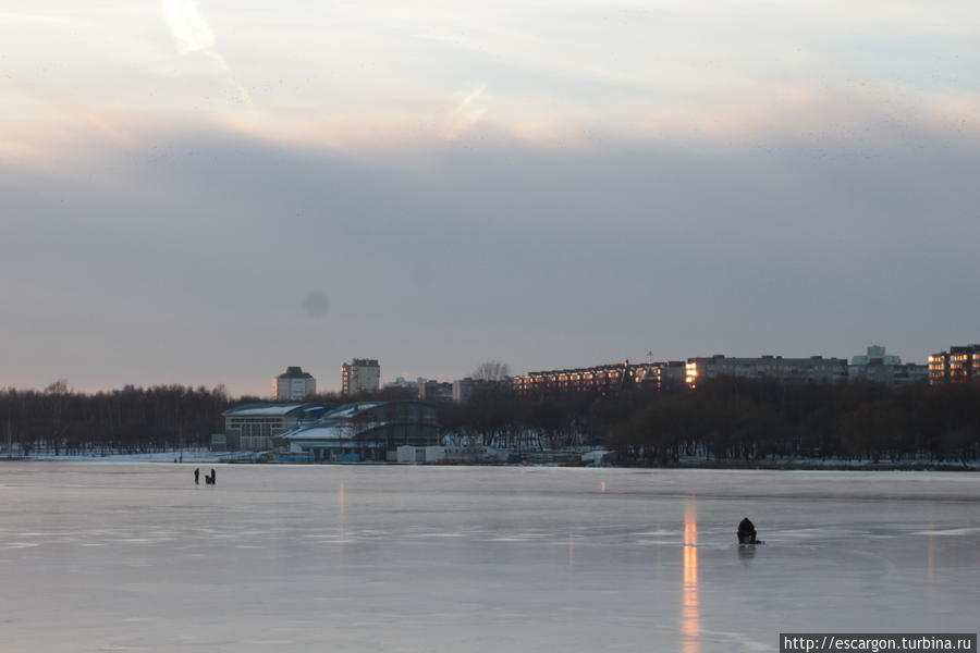 Местным рыбакам уже не сидится дома, хоть лед еще не полностью встал... Минск, Беларусь
