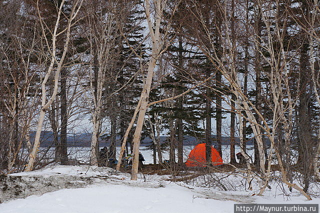 Пикник на берегу озера. Южно-Сахалинск, Россия
