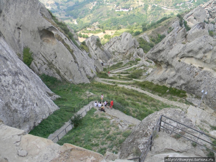 За крепостной стеной