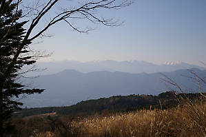 До базового лагеря (Fujinomiya 5th station), находящегося на высоте 2400 метров, летом ходит автобус, но сейчас в декабре дорога перекрыта, можно пройти только пешком. Вид на окрестности