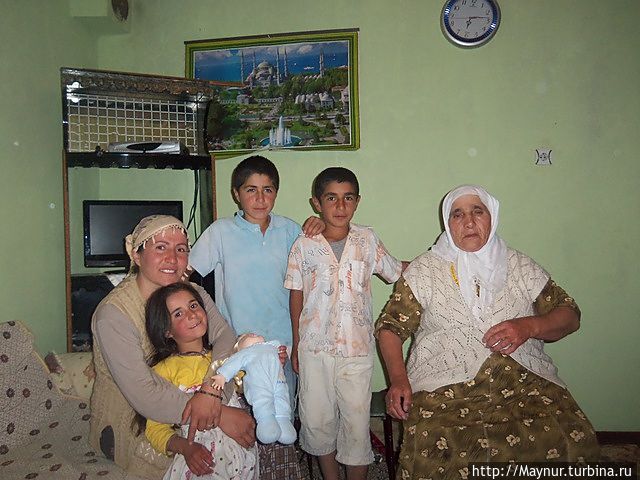 Полная фотография семьи. Карс, Турция