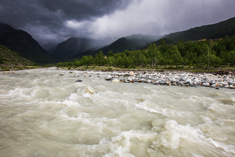 Тучи становились все чернее и чернее..