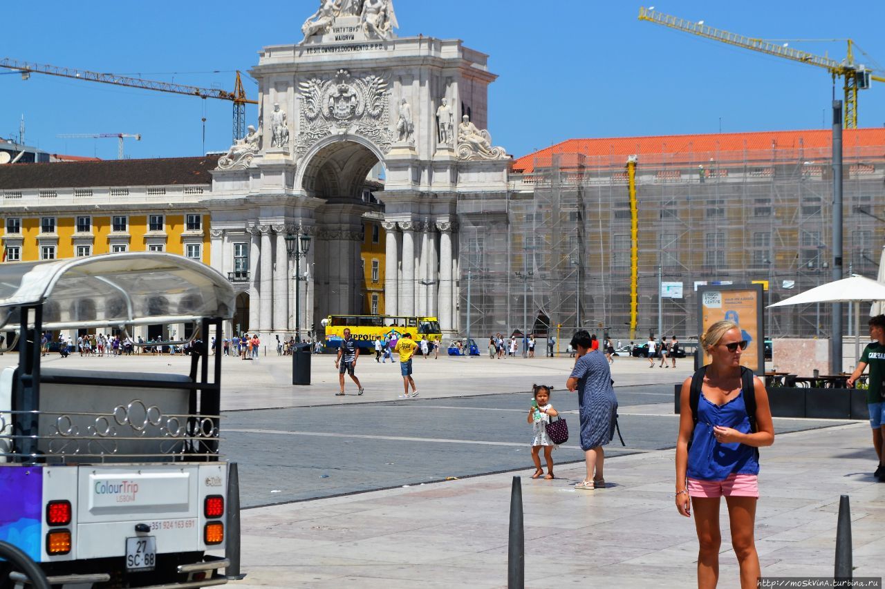 Триумфальная арка на площади Коммерции в  Лиссабоне, Португалия
