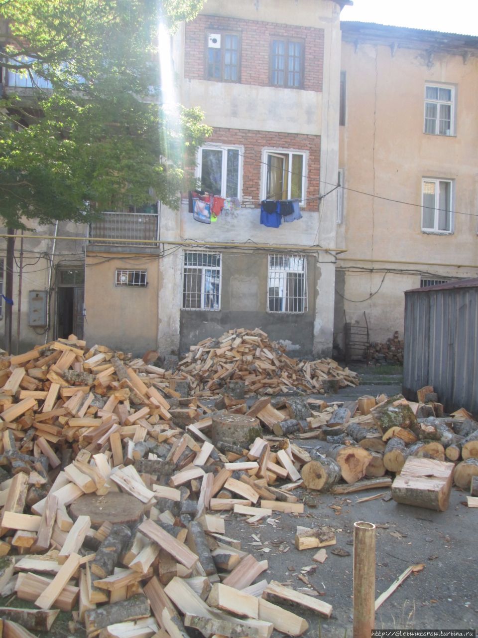 Прогулка к шахте и мосту через реку Ткибулу Ткибули, Грузия