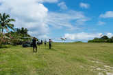 Группа отъезжающих с острова приветствует приближающийся самолетик