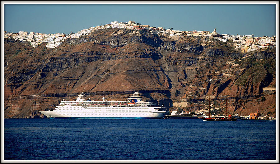 Средиземноморская красота города Фира Фира, остров Санторини, Греция