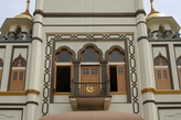 Балкон над главным входом и окна, вдохновленные индийским Раджастаном. Фото из интернета