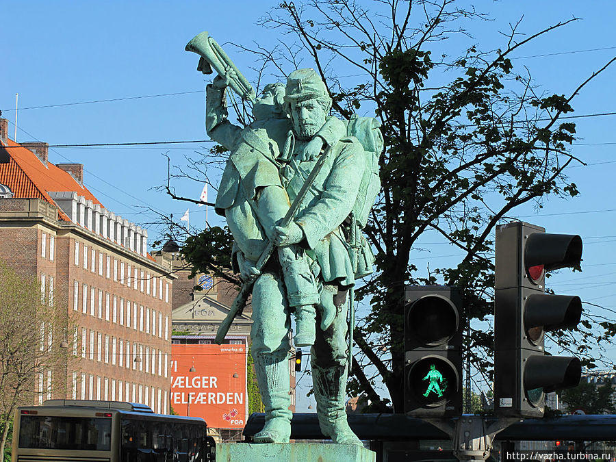 Памятник датскому солдату в периуд Датско Шведской воины 1788 1789. Причиной для войны послужило наподение Швеции на Россию, у Дании на то время был союз с Россией.Потери с обоих сторон 30 убитых и 65 раненых 800 пленных Шведов.