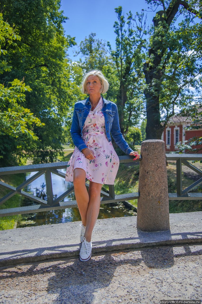 В  Рундале у дворца Рундале, Латвия