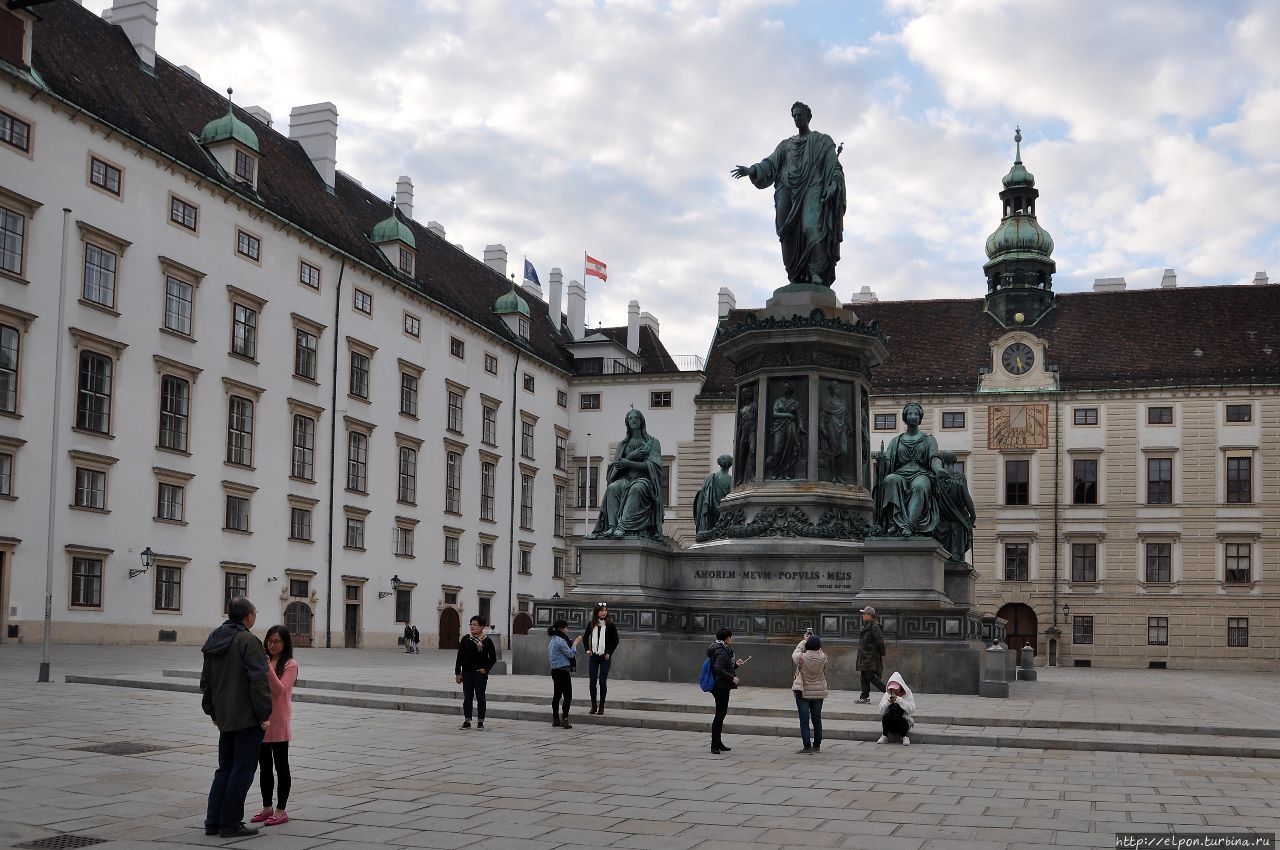 -Двор Ин-дер-Бург (т.е «в крепости») и памятник императору Францу I. Вена, Австрия