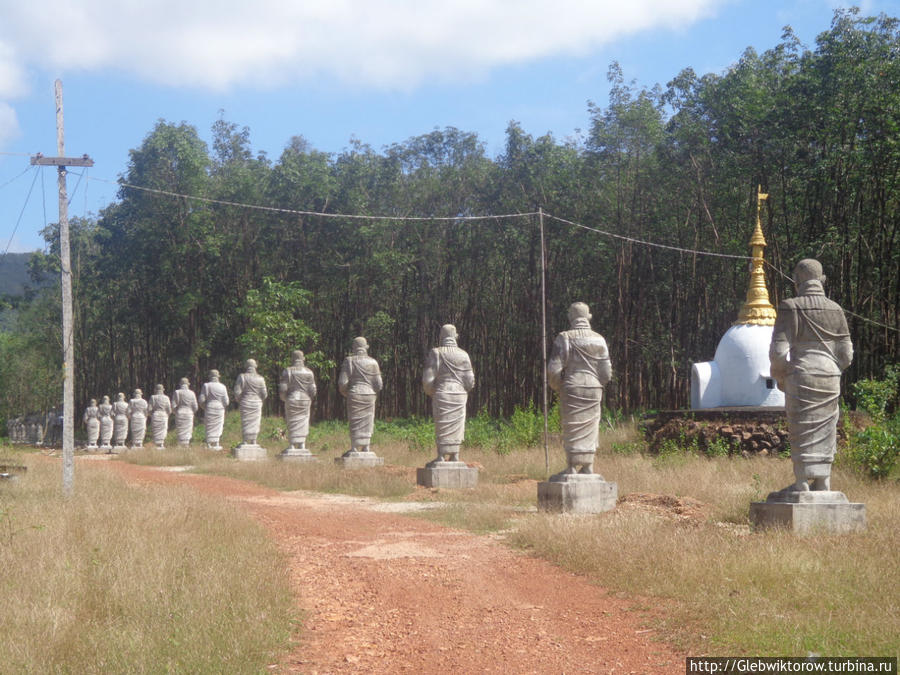 Заброшенные статуи монахов в комплексе Вин Сейн Мудон, Мьянма