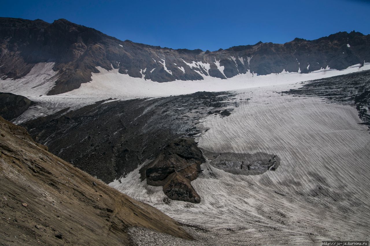 Склон ледниковой воронки. Мутновский вулкан и окрестности (2323м), Россия
