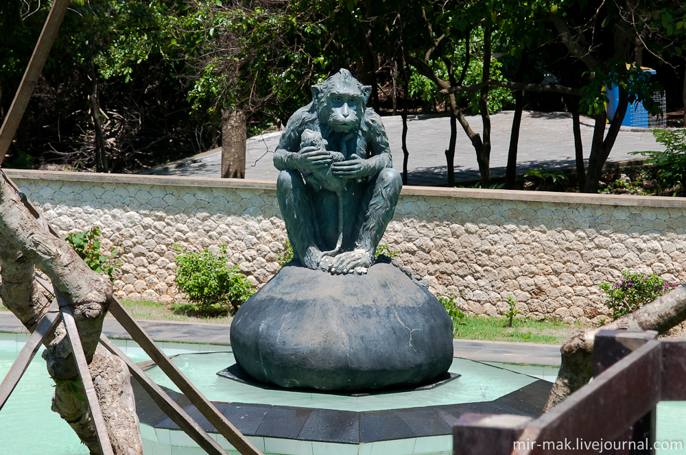 Памятник обезьяне здесь не случайно. Бали, Индонезия