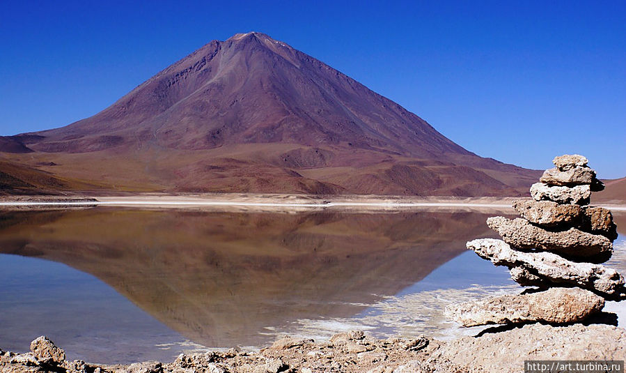 Соляр Уюни — это начальная точка маршрута, а самая дальняя, после которой дорога поворачивает обратно — подножие вулкана Ликанкабур Уюни, Боливия