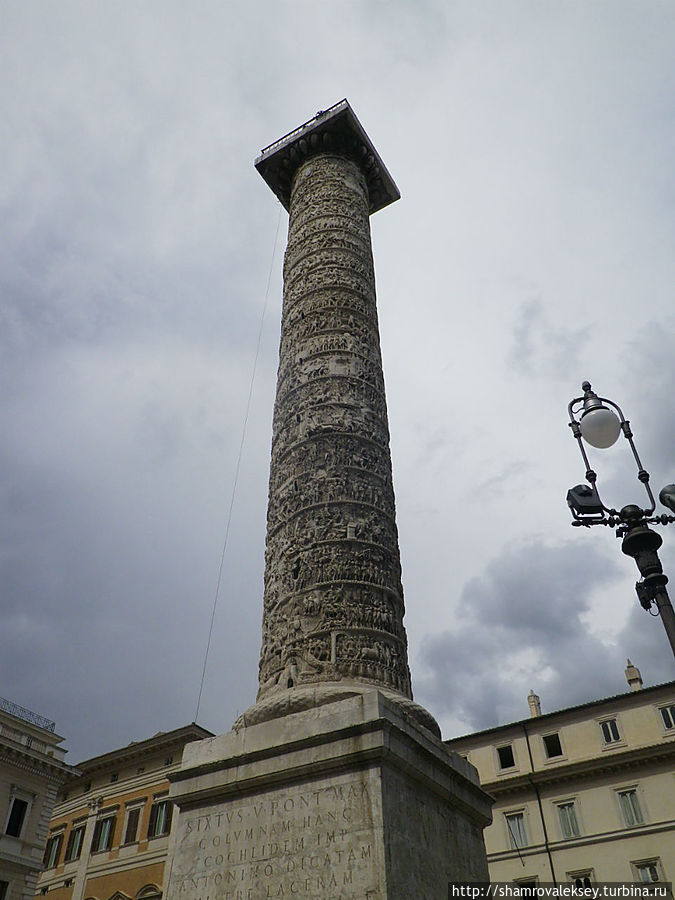 Императорская колонна на площади её имени Рим, Италия