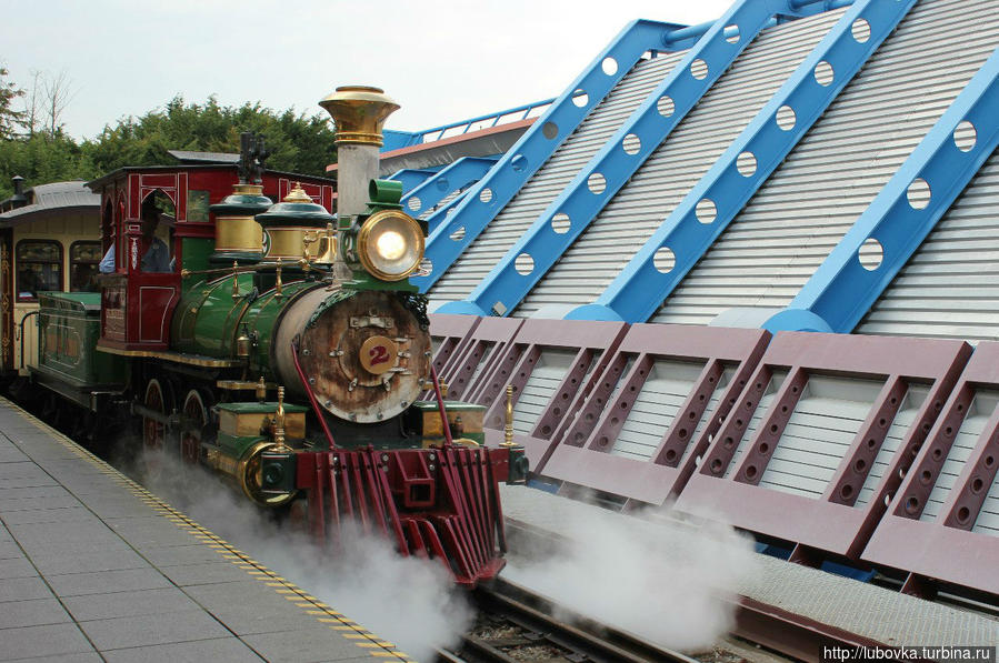 Железная дорога в парке Диснейленд (Disneyland Railroad). Паровой поезд, на котором посетители могут совершить путешествие вокруг парка. Париж, Франция
