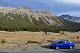 Перевал Тайога-Пасс, Йосемитский парк, штат Калифорния, США. Машина стоит на высоте 3000 метров.