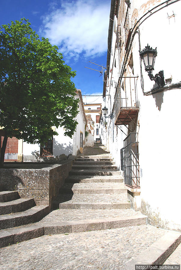 Белая улица Ронды, пешеходная (ну, не научились еще авто ездить по ступеням). Ронда, Испания