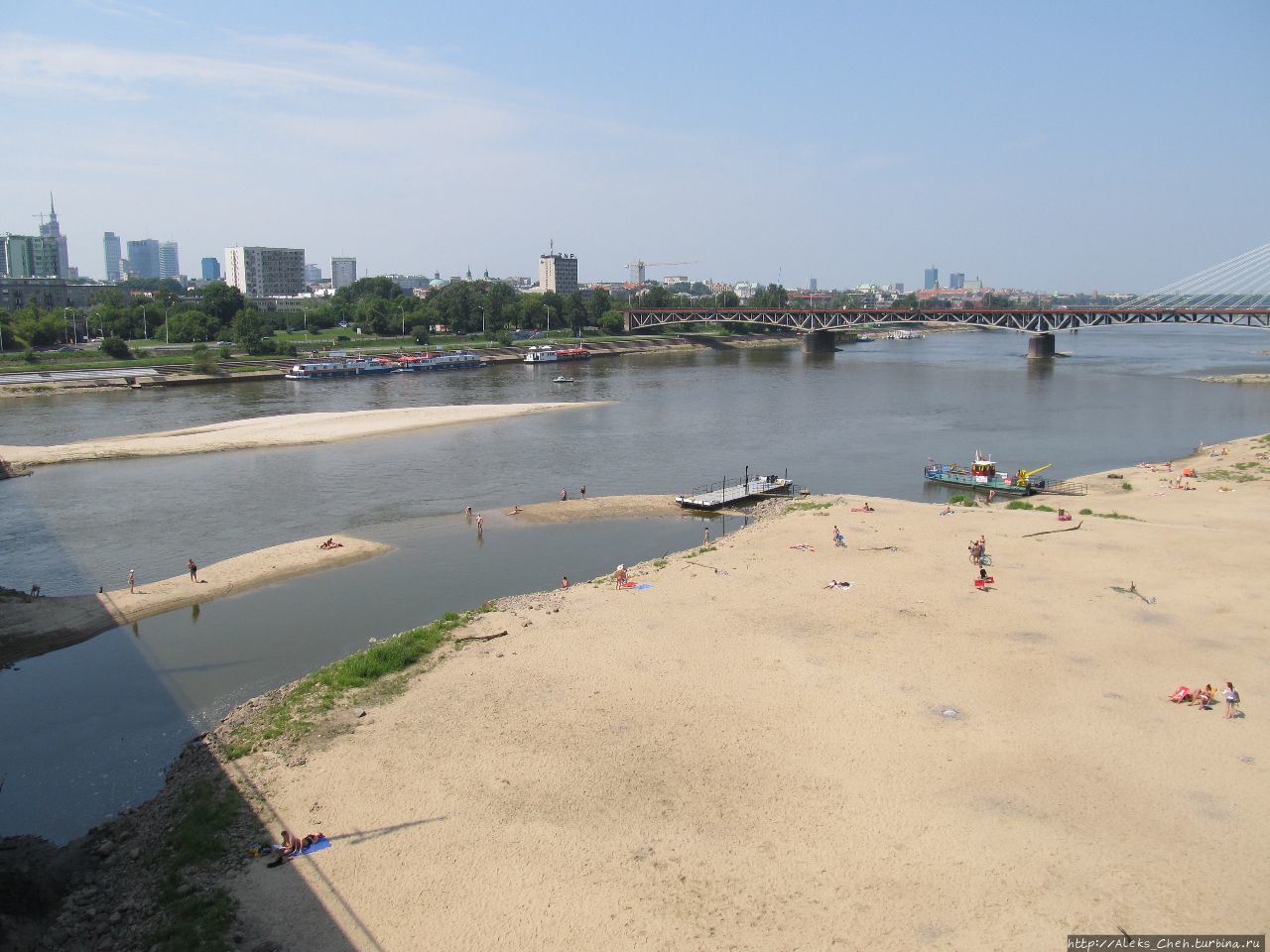 Как видно на фото Висла в Варшаве мало похожа на полноводную реку. Польша